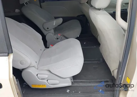 2011 Toyota Sienna Base V6 z USA, uszkodzony, nr VIN 5TDZK3DC1BS026467